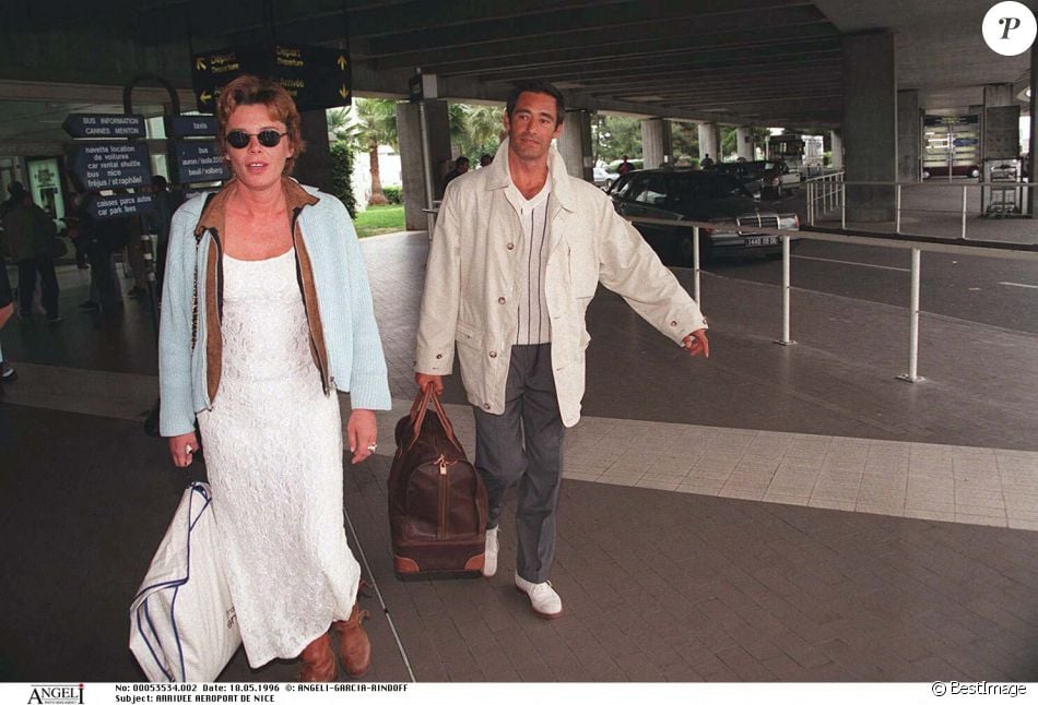 Gérard Lanvin et sa femme Jennifer arrivent à Nice, en 1996 - Purepeople