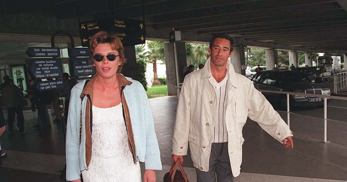 Gérard Lanvin et sa femme Jennifer arrivent à Nice, en 1996 - Purepeople