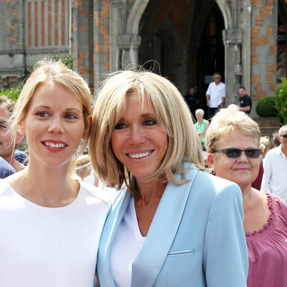 La première dame Brigitte Macron et sa fille Tiphaine Auzière vont voter à la mairie du Touquet pour le second tour des législatives, au Touquet le 18 juin 2017.