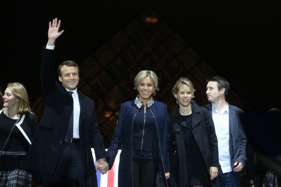 Emmanuel Macron avec sa femme Brigitte Macron, Tiphaine Auzière et son compagnon Antoine - Le président-élu, Emmanuel Macron, prononce son discours devant la pyramide au musée du Louvre à Paris, après sa victoire lors du deuxième tour de l'élection présidentielle le 7 mai 2017.