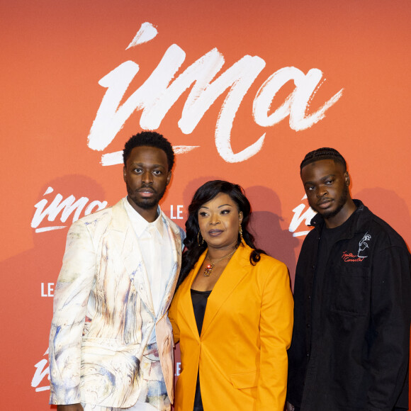 Dadju, Darcy Djuna et leur mère, Dalida - Avant-première du film "Ima" au cinéma Gaumont Champs-Élysées à Paris le 5 mai 2022. © Cyril Moreau/Bestimage