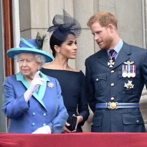 La reine Elisabeth II d'Angleterre, Meghan Markle, duchesse de Sussex (habillée en Dior Haute Couture par Maria Grazia Chiuri), le prince Harry, duc de Sussex - La famille royale d'Angleterre lors de la parade aérienne de la RAF pour le centième anniversaire au palais de Buckingham à Londres. 