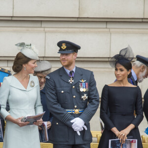 Kate Catherine Middleton, duchesse de Cambridge, le prince William, duc de Sussex, Meghan Markle, duchesse de Sussex (habillée en Dior Haute Couture par Maria Grazia Chiuri) - La famille royale d'Angleterre lors de la parade aérienne de la RAF pour le centième anniversaire au palais de Buckingham à Londres. Le 10 juillet 2018 