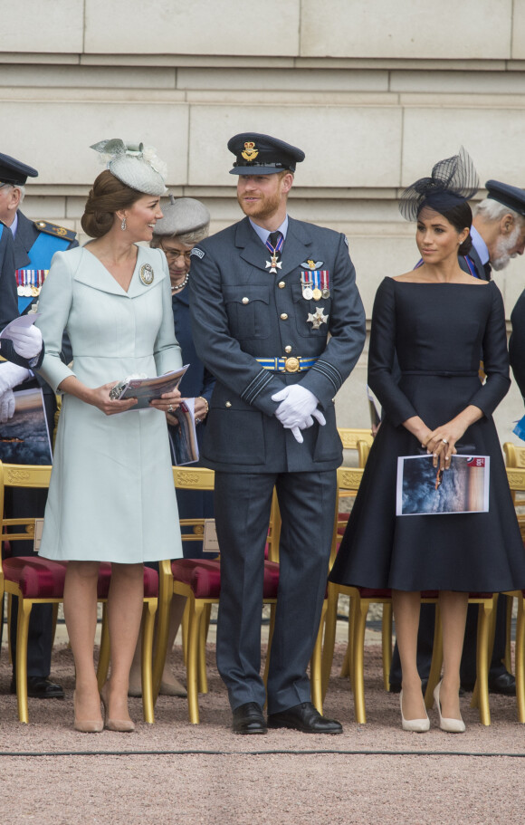 Kate Catherine Middleton, duchesse de Cambridge, le prince William, duc de Sussex, Meghan Markle, duchesse de Sussex (habillée en Dior Haute Couture par Maria Grazia Chiuri) - La famille royale d'Angleterre lors de la parade aérienne de la RAF pour le centième anniversaire au palais de Buckingham à Londres. Le 10 juillet 2018 