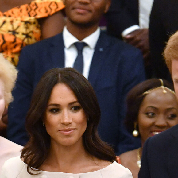 Le prince Harry, duc de Sussex, Meghan Markle, duchesse de Sussex, la reine Elisabeth II d'Angleterre - Personnalités à la cérémonie "Queen's Young Leaders Awards" au palais de Buckingham à Londres le 26 juin 2018. 