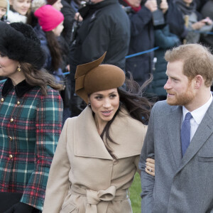 Le prince Harry et sa fiancée Meghan Markle arrivent à l'église St Mary Magdalene pour la messe de Noël à Sandringham le 25 décembre 2017. 