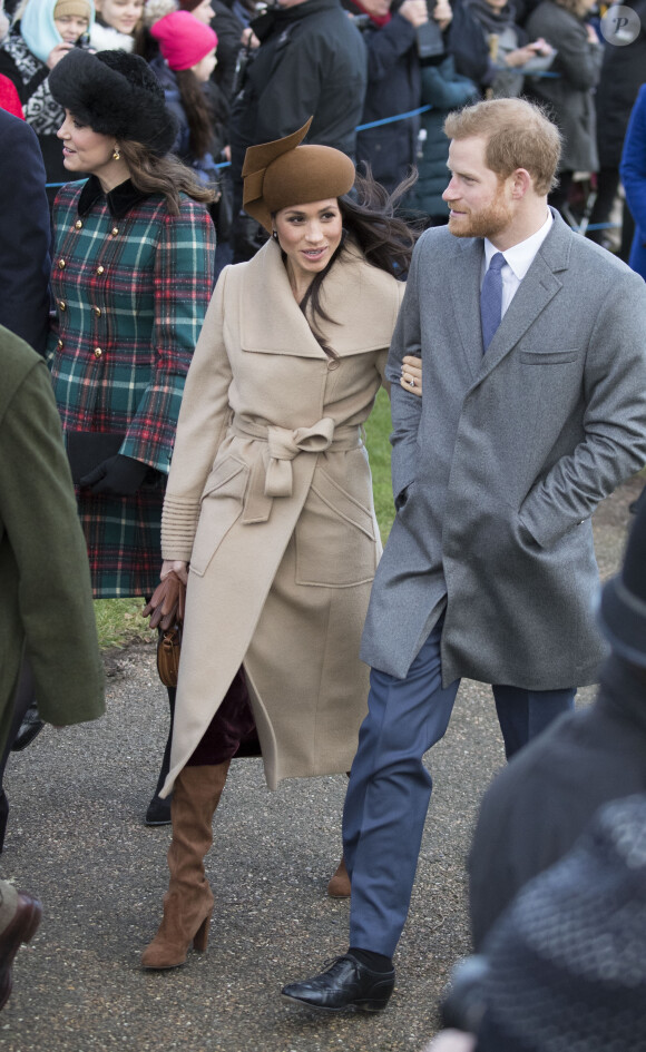 Le prince Harry et sa fiancée Meghan Markle arrivent à l'église St Mary Magdalene pour la messe de Noël à Sandringham le 25 décembre 2017. 