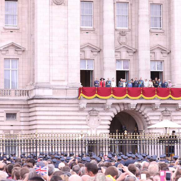 Le prince Michael de Kent, sa femme Marie-Christine von Reibnitz, le prince Edward, comte de Wessex, la comtesse Sophie de Wessex, le prince Charles, Camilla Parker Bowles, duchesse de Cornouailles, la reine Elisabeth II d'Angleterre, Meghan Markle, duchesse de Sussex, le prince Harry, duc de Sussex, le prince William, duc de Cambridge, Kate Catherine Middleton, duchesse de Cambridge, la princesse Anne, son mari Timothy Laurence - La famille royale d'Angleterre lors de la parade aérienne de la RAF pour le centième anniversaire au palais de Buckingham à Londres. Le 10 juillet 2018 