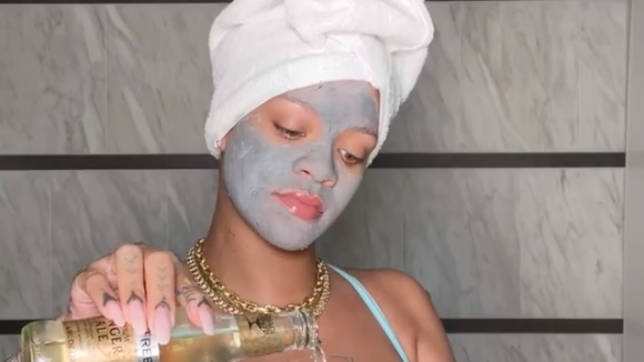 Rihanna enceinte, buvant une flûte dans sa salle de bain ? Cette vidéo qui fait polémique...