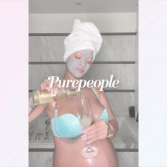 Rihanna enceinte, buvant une flûte dans sa salle de bain ? Cette vidéo qui fait polémique...