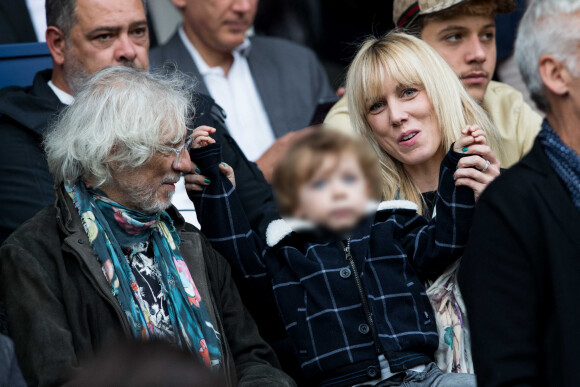 Louis Bertignac avec sa femme Julie Delafosse et leur fils Jack dans les tribunes lors du match de Ligue 1 "PSG - Angers (4-0)" au Parc des Princes à Paris, le 5 octobre 2019. © Cyril Moreau/Bestimage 