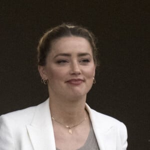 Amber Heard à la sortie du tribunal de Fairfax, le 26 avril 2022.