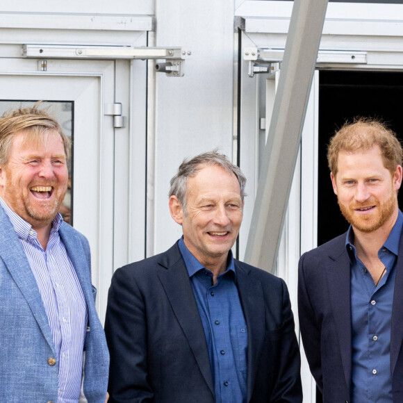 Mart de Kruif, le prince Harry, le roi Willem-Alexander des Pays-Bas lors de la finale de basket-ball en chaise roulante aux Invictus Games 2020 à La Haye le 22 avril 2022 