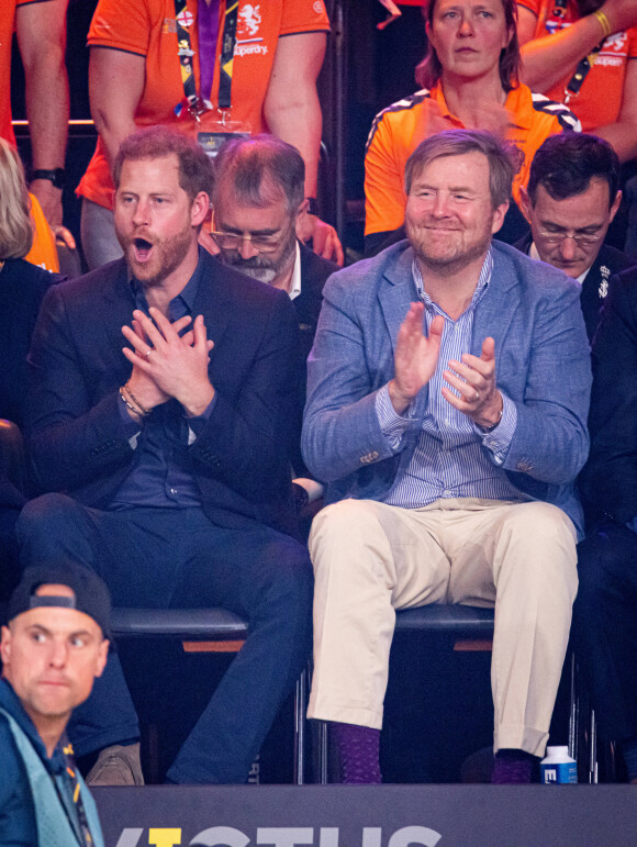 Le prince Harry et le roi Willem-Alexander des Pays-Bas lors de la finale de basket-ball en chaise roulante aux Invictus Games 2020 à La Haye le 22 avril 2022 