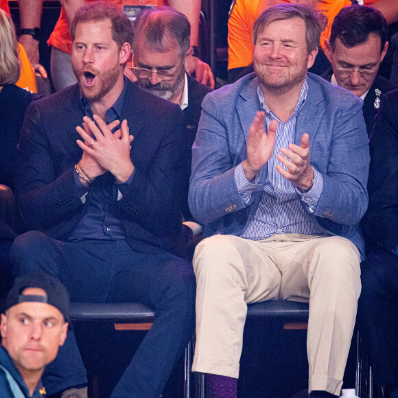 Le prince Harry et le roi Willem-Alexander des Pays-Bas lors de la finale de basket-ball en chaise roulante aux Invictus Games 2020 à La Haye le 22 avril 2022 