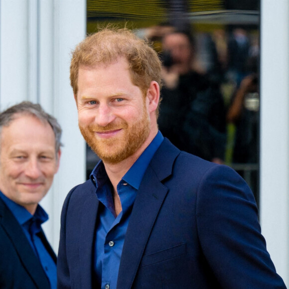 Le roi Willem-Alexander des Pays-Bas reçu par Le prince Harry, duc de Sussex, aux "Invictus Games" à La Haye, le 22 avril 2022. Ils ont assisté à une compétition de basket ball handisport. 
