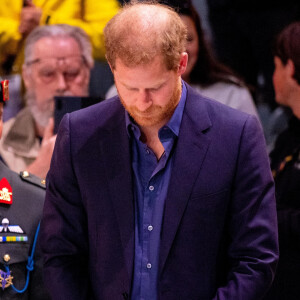 Le roi Willem-Alexander des Pays-Bas reçu par Le prince Harry, duc de Sussex, aux "Invictus Games" à La Haye, le 22 avril 2022. Ils ont assisté à une compétition de basket ball handisport. 