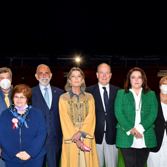 La princesse Caroline de Hanovre, le prince Albert II de Monaco et Mélanie-Antoinette de Massy posent avec les juges et les organisatueur de l'exposition Canine Internationale de Monaco sous le chapiteau Fontvieille, le 8 mai 2022. © Bruno Bebert / Bestimage 