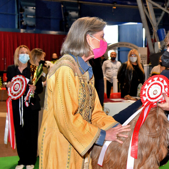 La princesse Caroline de Hanovre remet le 2eme Prix à un Berger Briard, Goel de los Niegos, présenté par Chiea Luigino durant l'exposition Canine Internationale de Monaco sous le chapiteau Fontvieille, le 8 mai 2022. © Bruno Bebert / Bestimage 