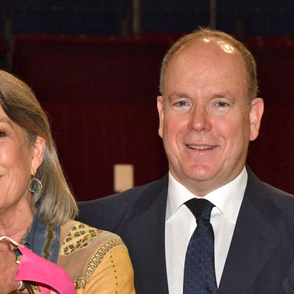 La princesse Caroline de Hanovre avec dans ses bras un Teckel nain à poils durs, vainqueur du concours, et le prince Albert II de Monaco durant l'exposition Canine Internationale de Monaco sous le chapiteau Fontvieille, le 8 mai 2022.  © Bruno Bebert / Bestimage 