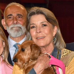 La princesse Caroline de Hanovre avec dans ses bras un Teckel nain à poils durs, vainqueur du concours, durant l'exposition Canine Internationale de Monaco sous le chapiteau Fontvieille, le 8 mai 2022. © Bruno Bebert / Bestimage 