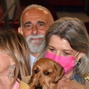 La princesse Caroline de Hanovre avec dans ses bras un Teckel nain à poils durs, vainqueur du concours, durant l'exposition Canine Internationale de Monaco sous le chapiteau Fontvieille, le 8 mai 2022. © Bruno Bebert / Bestimage 