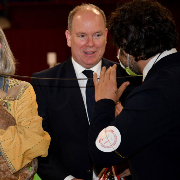 La princesse Caroline de Hanovre avec dans ses bras un Teckel nain à poils durs, vainqueur du concours, et le prince Albert II de Monaco durant l'exposition Canine Internationale de Monaco sous le chapiteau Fontvieille, le 8 mai 2022. © Bruno Bebert / Bestimage 