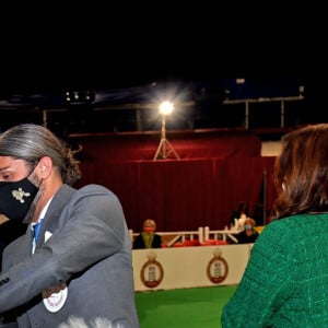 Le prince Albert II de Monaco félicite un Caniche, arrivé en 3eme position, Cole Porter Lido, présenté par Michele Milidoni durant l'exposition Canine Internationale de Monaco sous le chapiteau Fontvieille, le 8 mai 2022.  © Bruno Bebert / Bestimage 