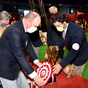 Le prince Albert II de Monaco remet le 1er Prix à un Teckel nain à poils durs, Wanhelsing de Wanhelsing présenté par Gabriel Pascarella durant l'exposition Canine Internationale de Monaco sous le chapiteau Fontvieille, le 8 mai 2022. © Bruno Bebert / Bestimage 