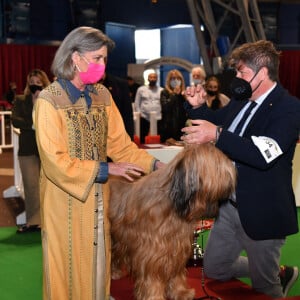 La princesse Caroline de Hanovre remet le 2eme Prix à un Berger Briard, Goel de los Niegos, présenté par Chiea Luigino durant l'exposition Canine Internationale de Monaco sous le chapiteau Fontvieille, le 8 mai 2022. © Bruno Bebert / Bestimage 