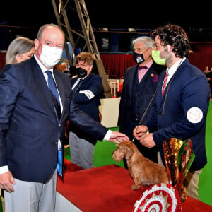 Le prince Albert II de Monaco remet le 1er Prix à un Teckel nain à poils durs, Wanhelsing de Wanhelsing présenté par Gabriel Pascarella durant l'exposition Canine Internationale de Monaco sous le chapiteau Fontvieille, le 8 mai 2022. © Bruno Bebert / Bestimage 