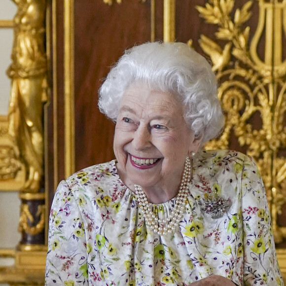 La reine Elisabeth II d'Angleterre parcourt l'exposition d'objets de la société d'artisanat britannique Halcyon Days, pour marquer son jubilé de platine, au château de Windsor, le 23 mars 2022.