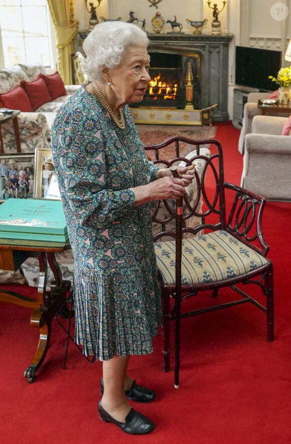 La reine Elisabeth II d'Angleterre en audience au château de Windsor. Le 16 février 2022  Queen Elizabeth II speaks during an audience at Windsor Castle when she met the incoming and outgoing Defence Service Secretaries. Picture date: Wednesday February 16, 2022. 