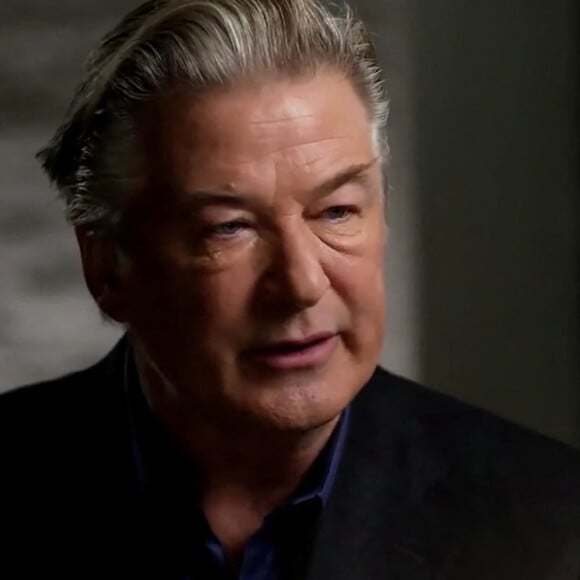 Alec Baldwin fond en larmes lors d'un interview sur la tragédie du tournage du film "Rust" par George Stephanopoulos sur ABC News le 1er décembre 2021.