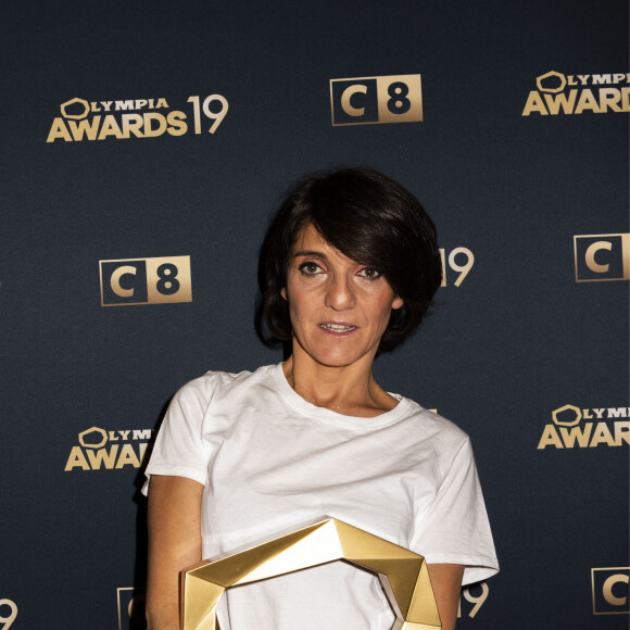 Exclusif - Florence Foresti (humoriste de l'année) dans la press room de la 1ère édition des "Olympia Awards", cérémonie récompensant des artistes de la musique et de l'humour, présentée par A. de Caunes à l'Olympia. Paris, le 11 décembre 2019. © Tribeca-Gorassini/Bestimage 