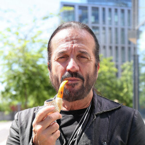 Le chanteur Francis Lalanne fume la pipe à la sortie des studios RMC à Paris, France, le 11 juin 2021. © Panoramic/Bestimage