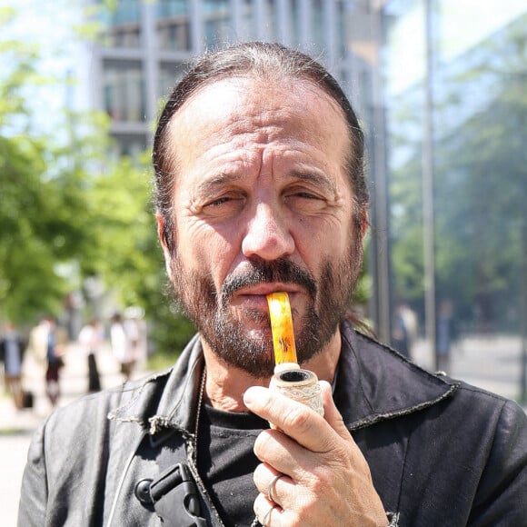 Le chanteur Francis Lalanne fume la pipe à la sortie des studios RMC à Paris, France, le 11 juin 2021. © Panoramic/Bestimage