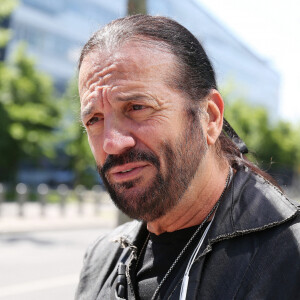 Le chanteur Francis Lalanne à la sortie des studios RMC à Paris, France © Panoramic/Bestimage