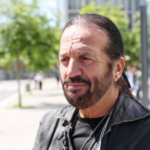 Le chanteur Francis Lalanne fume la pipe à la sortie des studios RMC à Paris, France, le 11 juin 2021. © Panoramic/Bestimage