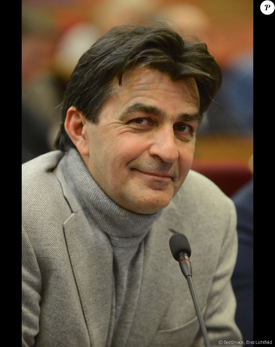 Exclusif - Le célèbre Chef cuisinier Yannick Alléno - Signature de la charte du parcours de la Gastronomie de la Région Ile-de-France à l'Hémicycle Simone Veil à Paris le 27 mars 2019. © Erez Lichtfeld/Bestimage