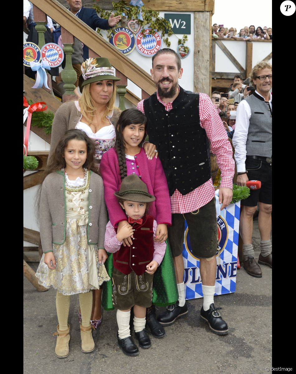 Franck Ribery célèbre la fête de la bière "Oktoberfest" avec sa femme Wahiba et ses enfants Salif, Shakinez et Hizya à Munich en Allemagne le 5 octobre 2014.