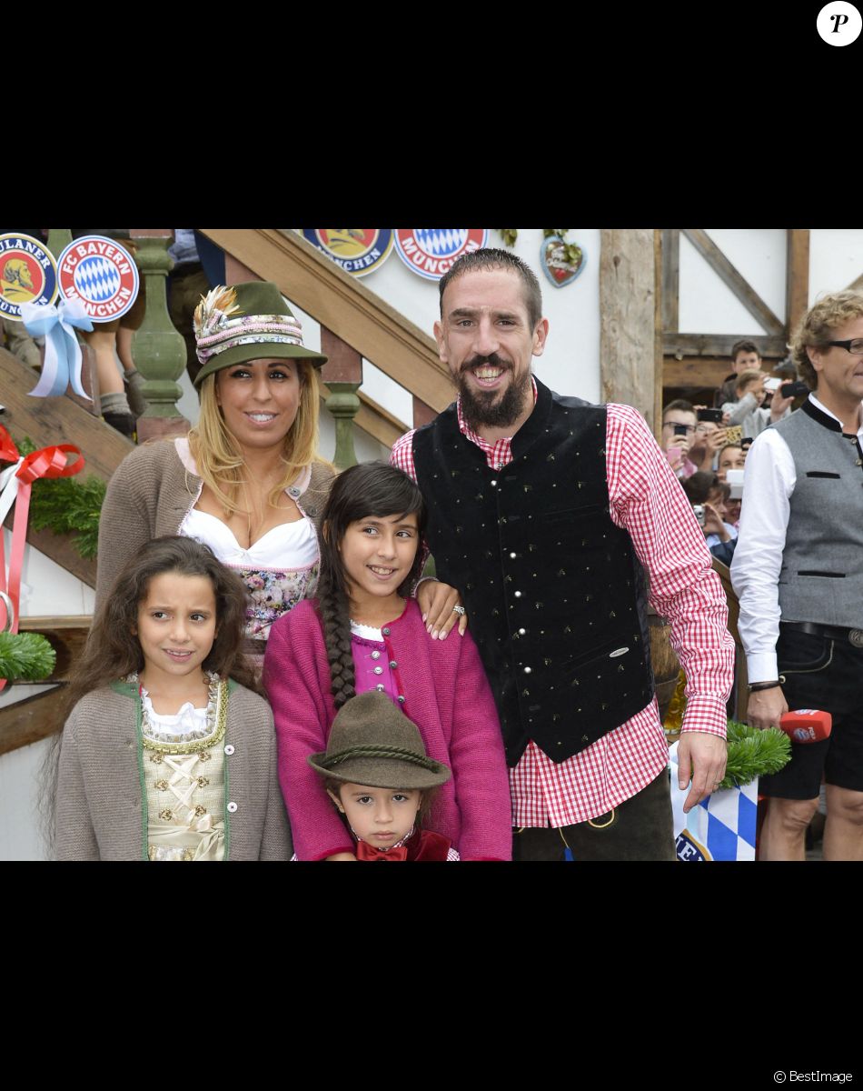 Franck Ribery célèbre la fête de la bière "Oktoberfest" avec sa femme Wahiba et ses enfants Salif, Shakinez et Hizya à Munich en Allemagne.