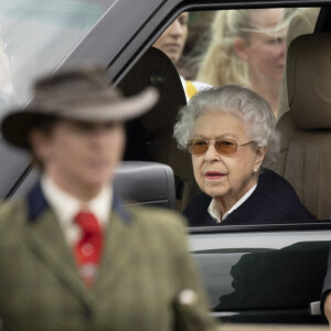 La reine Elisabeth II d'Angleterre assiste au "Royal Windsor Horse Show" depuis sa voiture, à Winndsor, Royaume Uni, le 13 mai 2022. 