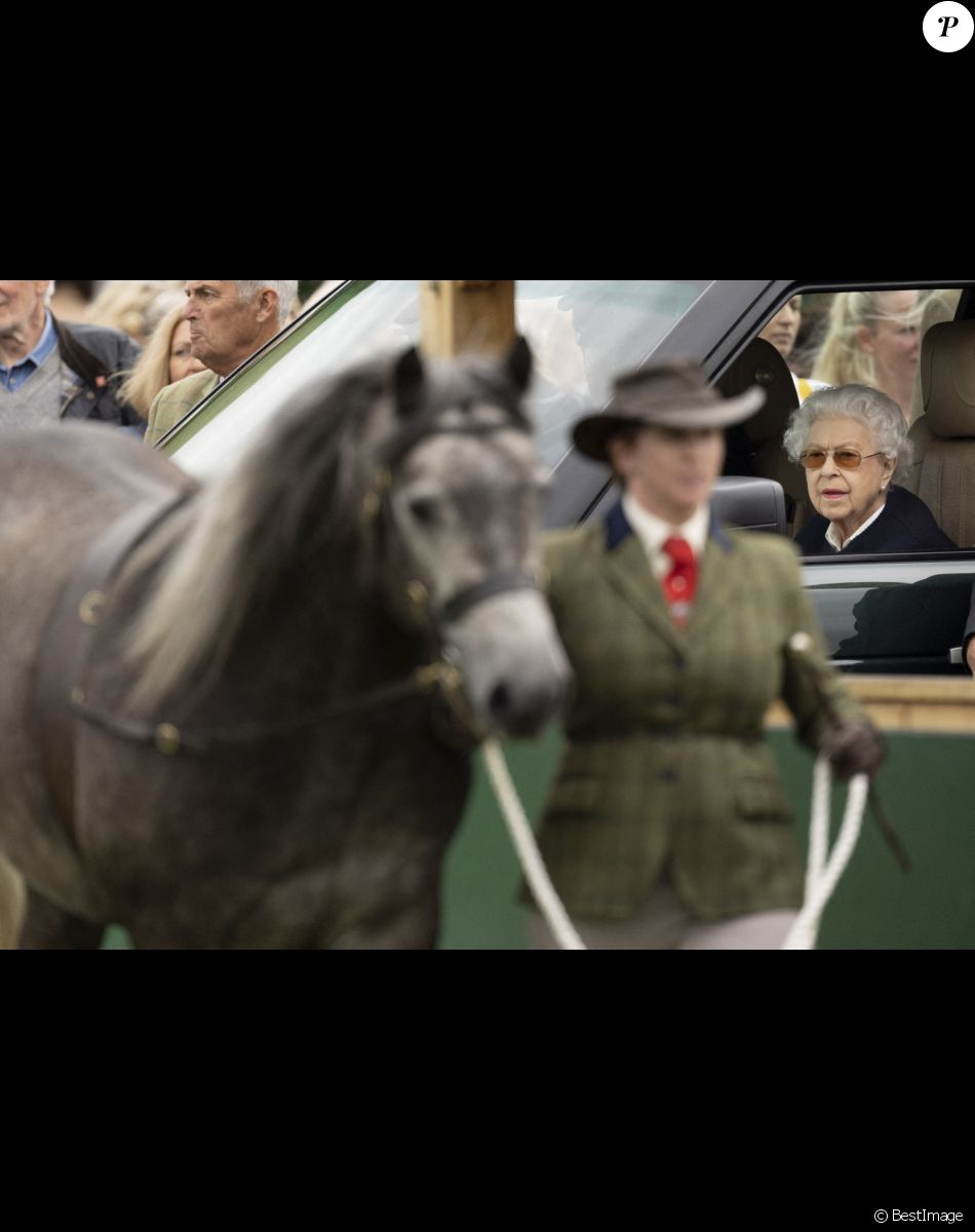 La reine Elisabeth II d'Angleterre assiste au "Royal Windsor Horse Show" depuis sa voiture, à Winndsor, Royaume Uni, le 13 mai 2022.