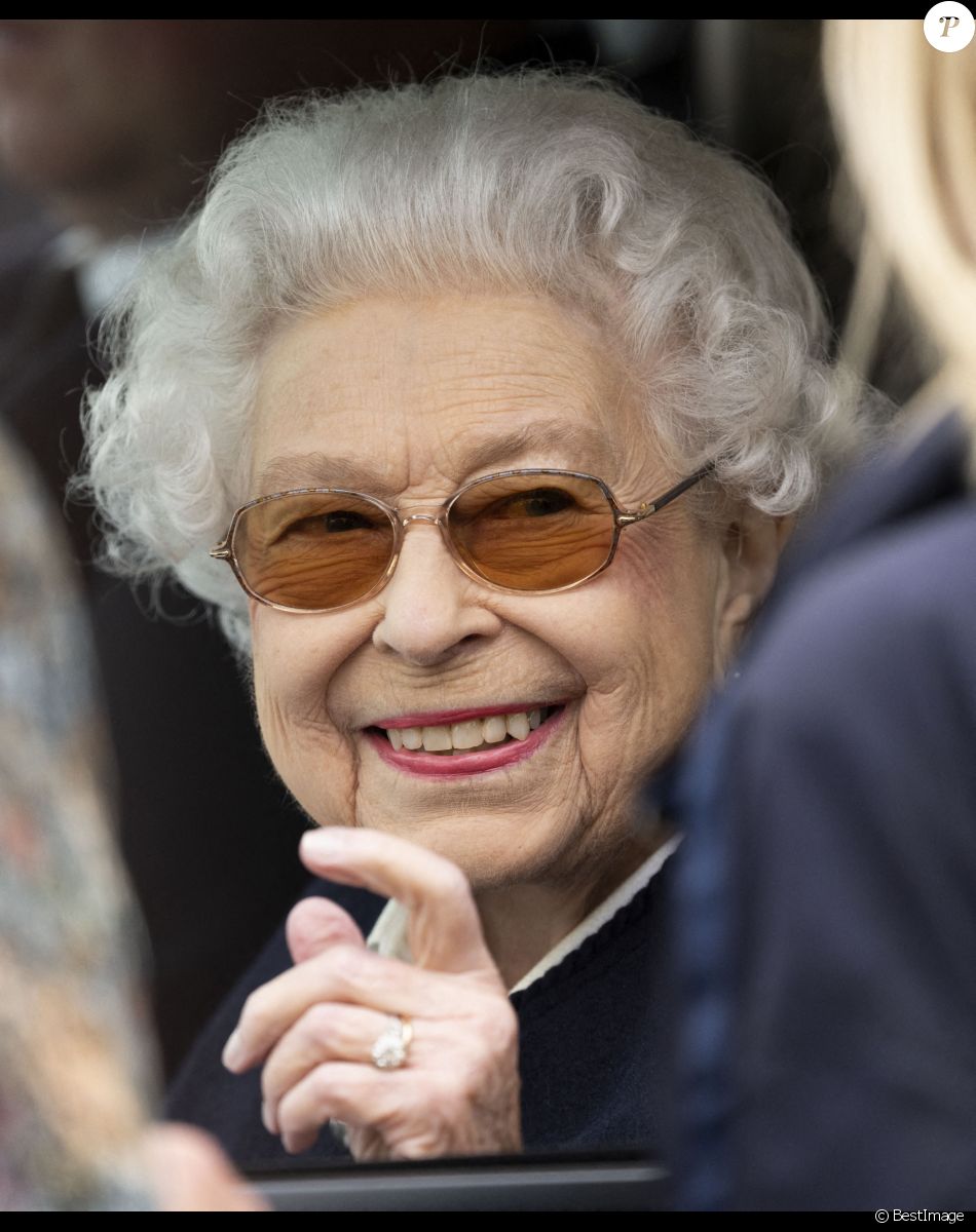 La reine Elisabeth II d'Angleterre assiste au "Royal Windsor Horse Show" depuis sa voiture, à Winndsor, Royaume Uni, le 13 mai 2022.