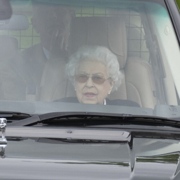 La reine Elisabeth II d'Angleterre assiste au "Royal Windsor Horse Show" depuis sa voiture, à Winndsor, Royaume Uni, le 13 mai 2022. 