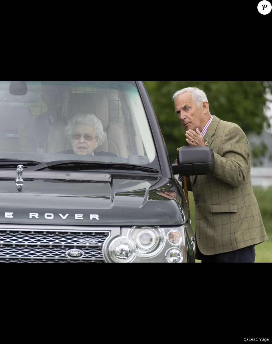 La reine Elisabeth II d'Angleterre assiste au "Royal Windsor Horse Show" depuis sa voiture, à Winndsor, Royaume Uni, le 13 mai 2022.