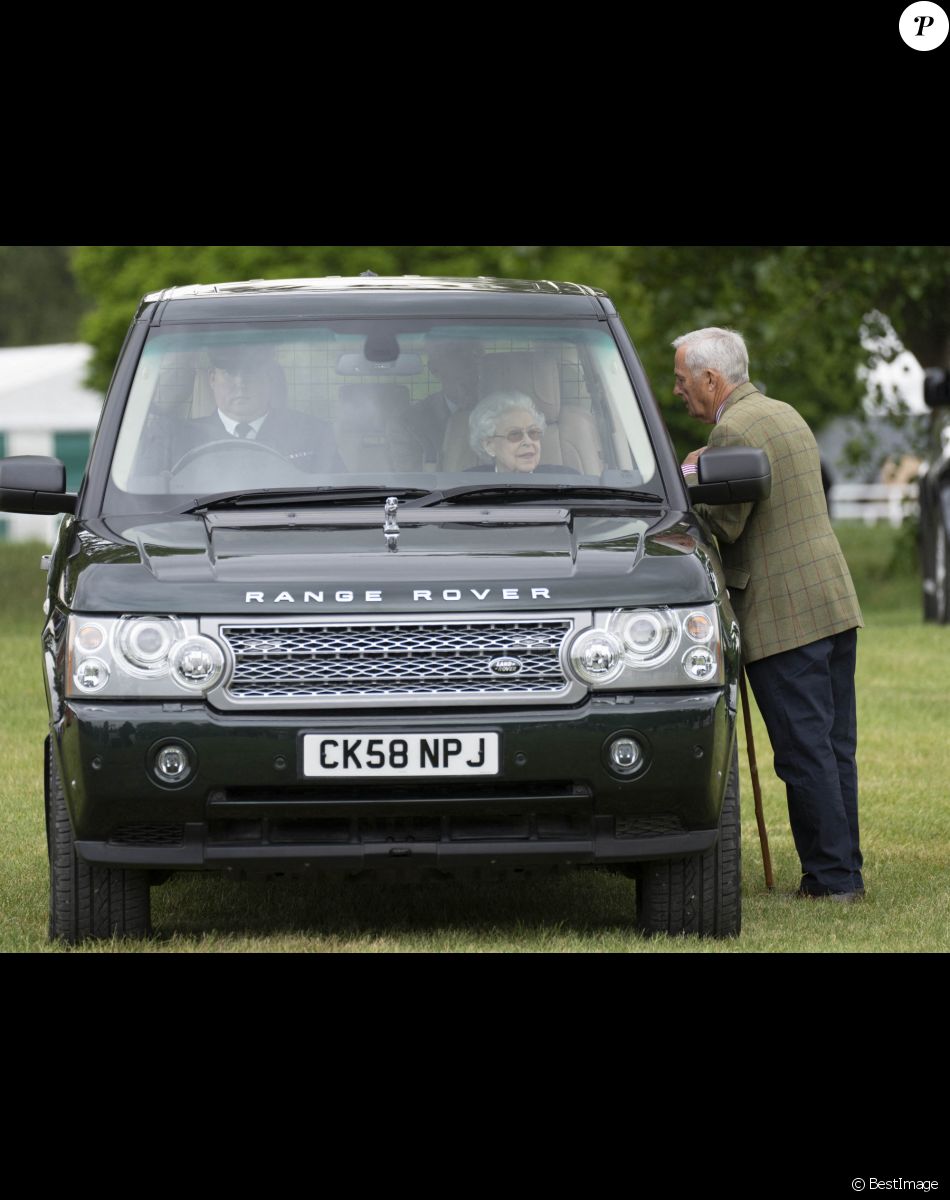 La reine Elisabeth II d'Angleterre assiste au "Royal Windsor Horse Show" depuis sa voiture, à Winndsor, Royaume Uni, le 13 mai 2022.