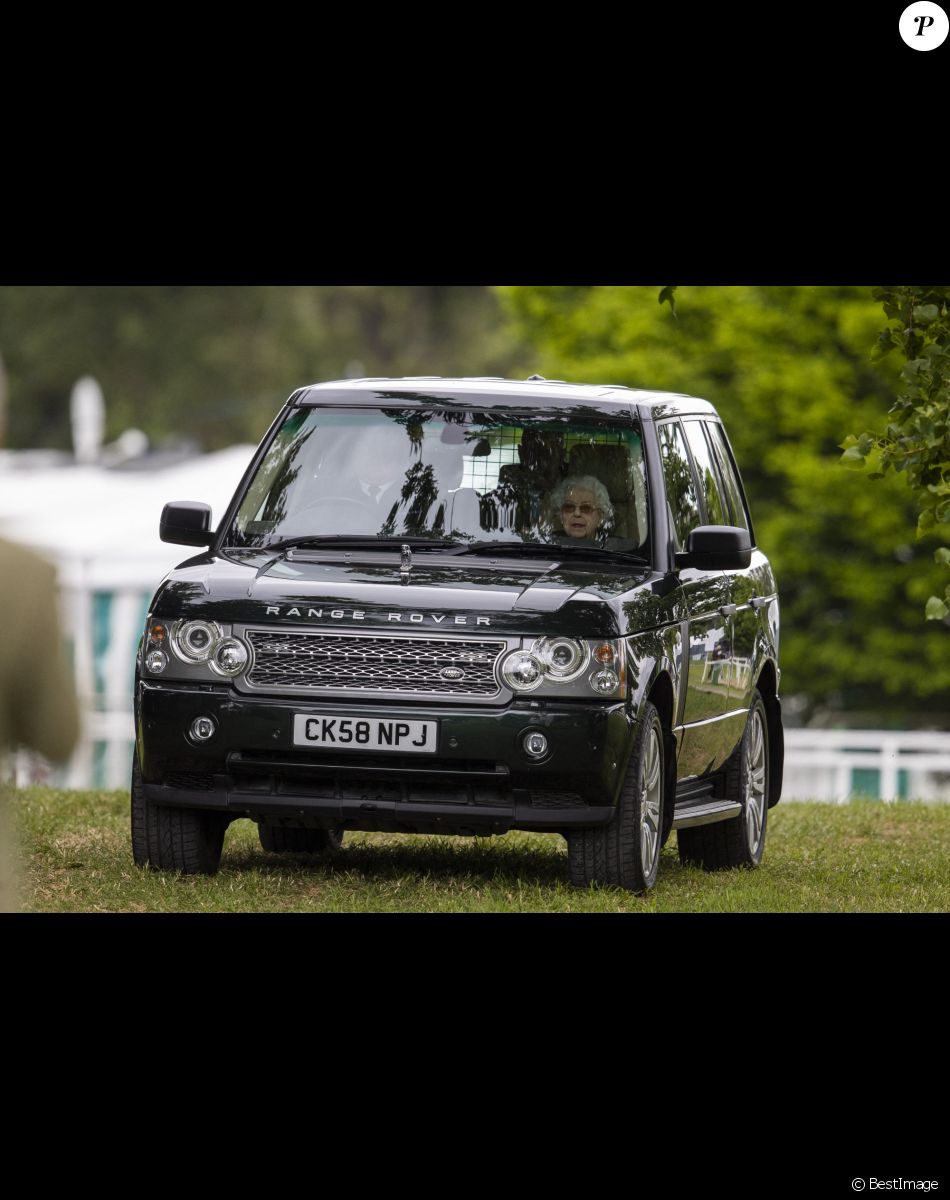 La reine Elisabeth II d'Angleterre assiste au "Royal Windsor Horse Show" depuis sa voiture, à Winndsor, Royaume Uni, le 13 mai 2022.