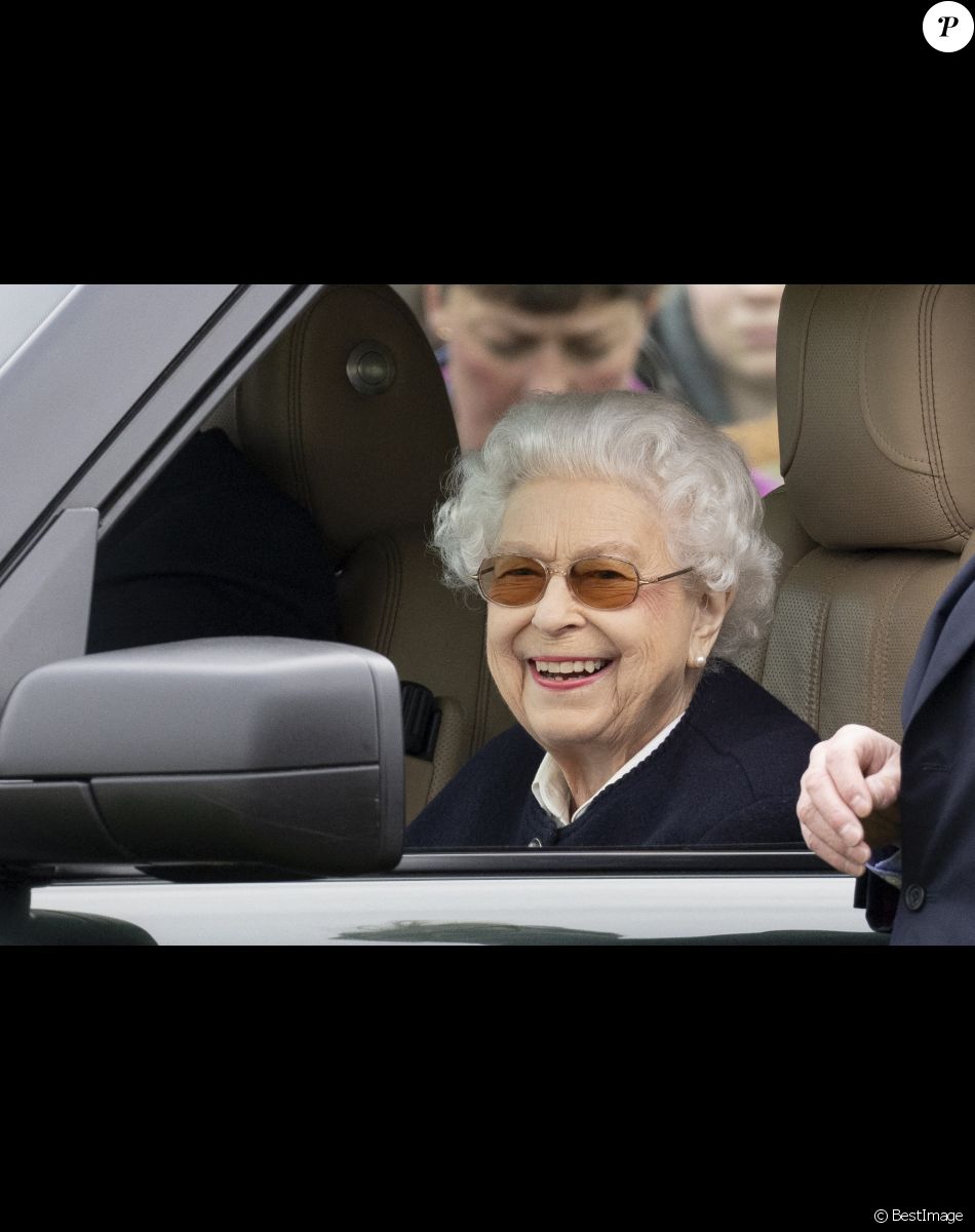 La reine Elisabeth II d'Angleterre assiste au "Royal Windsor Horse Show" depuis sa voiture, à Winndsor, Royaume Uni, le 13 mai 2022.